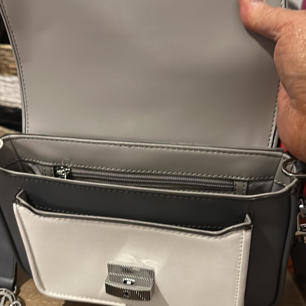 💥 Michael Kors Bradshaw Leather Messenger Bag in Gray/White w/2 Straps, EUC 💥 - Picture 4 of 12